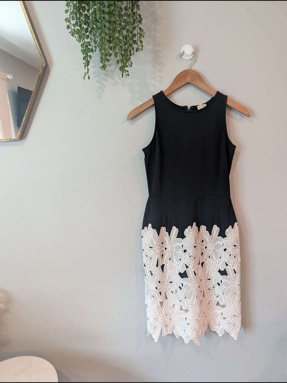 Cremieux Sleeveless Black Dress with White Floral Lace Hem Size Xs